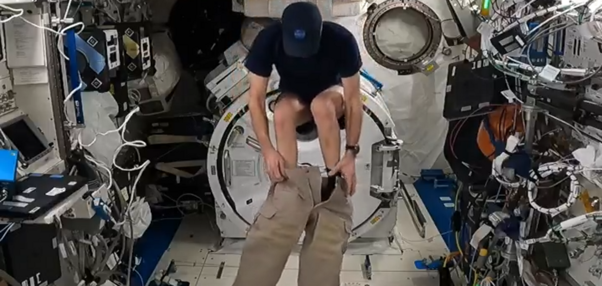 Астронавт NASA показал, как надевает штаны в космосе: видео стало вирусным