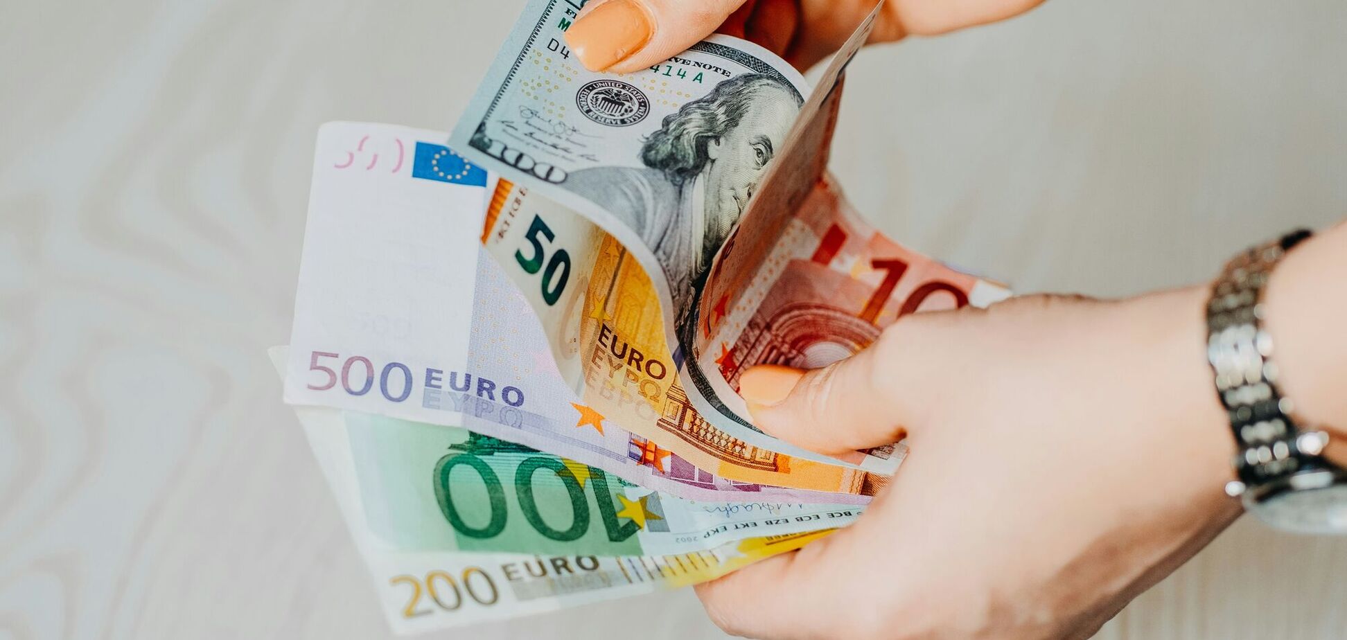 "Замена" долларов на евро: украинцам рассказали, стоит ли сдавать валюту