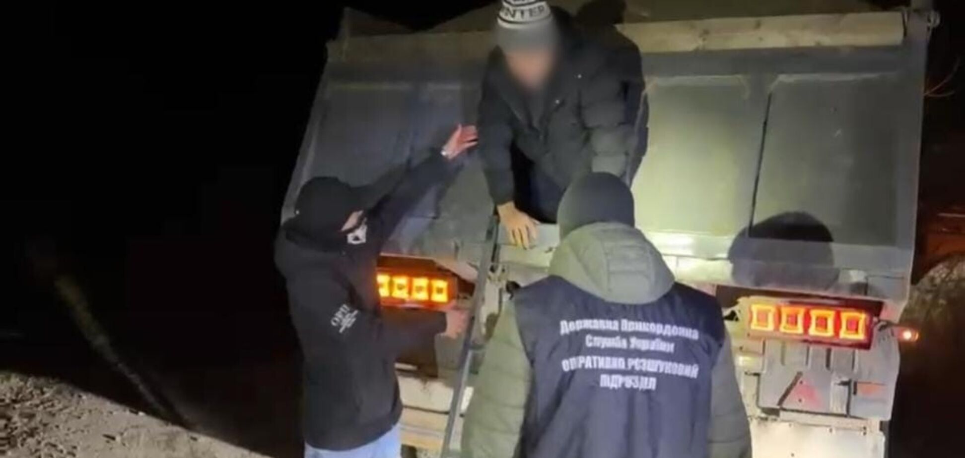 Хотіли потрапити в Угорщину: на Закарпатті прикордонники виявили групу чоловіків у кузові КамАЗу, завантаженого піском. Відео