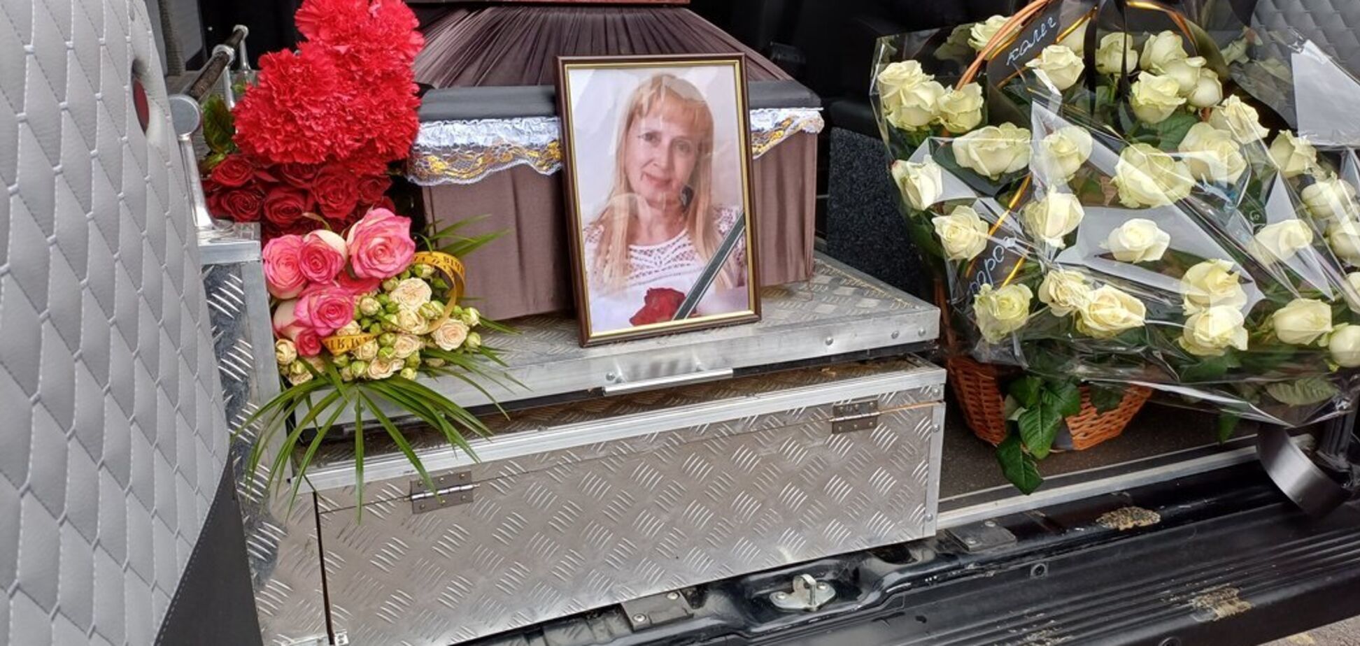 'Враг каждый день уносит жизни невиновных': в Полтаве простились с Ириной Ратушняк, погибшей в результате удара РФ. Фото