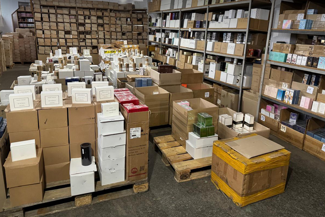 Как продавали контрафакт духов и косметики