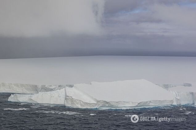 Самый большой в мире айсберг весом более триллиона тонн начал разваливаться