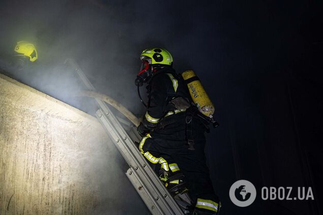 У Києві сталась масштабна пожежа на території гаражного кооперативу. Подробиці, фото та відео