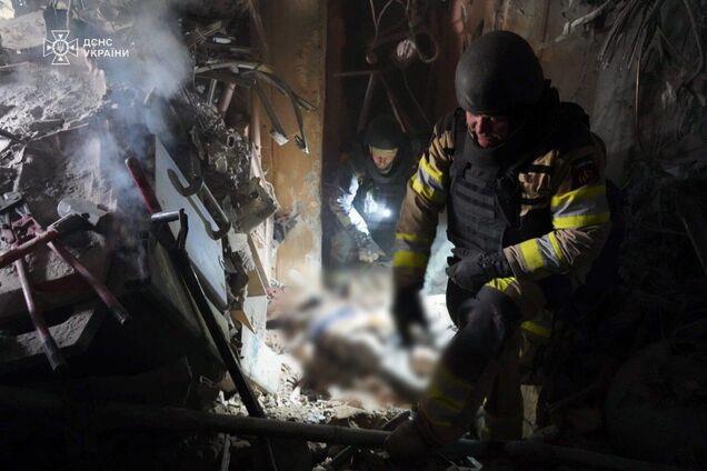 'С этой жестокостью невозможно примириться': Зеленский отреагировал на удар РФ по Изюму. Видео