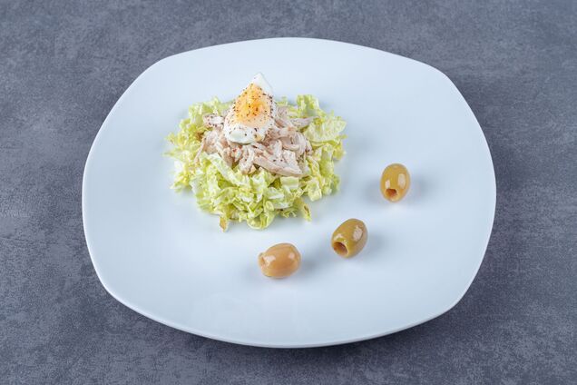 Легкий низкокалорийный салат из капусты и тунца: вкусная альтернатива майонезным.