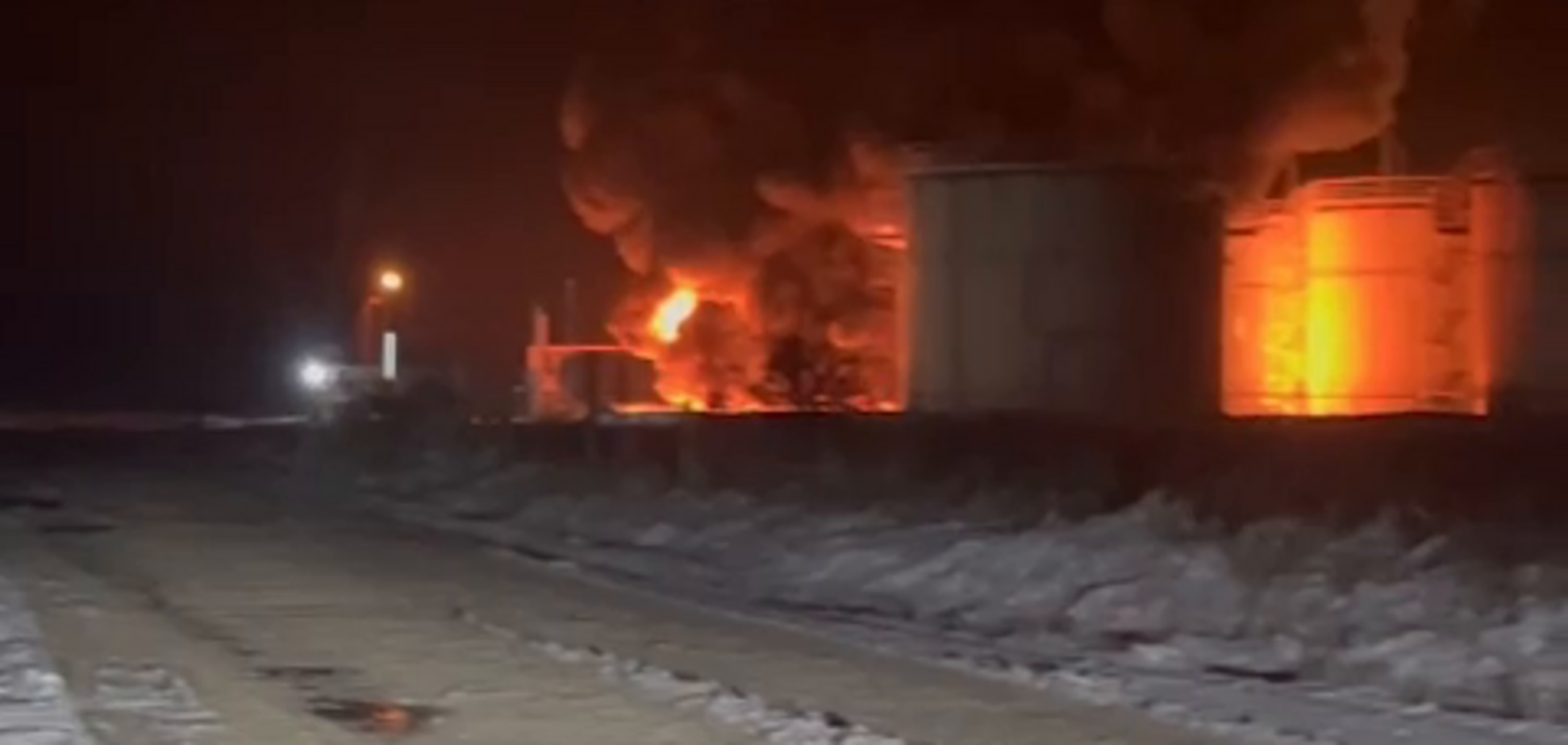 У Краснодарському краї після атаки дронів спалахнула пожежа на нафтобазі. Відео