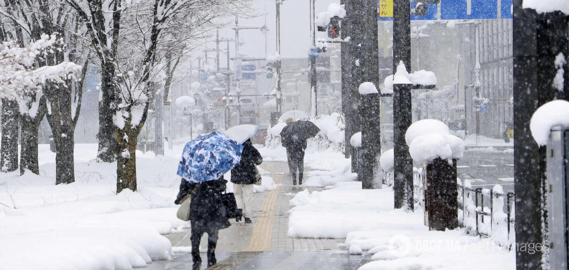 Насипало більш як метр снігу: захід Японії накрила негода, в країні скасували залізничні та авіарейси. Фото