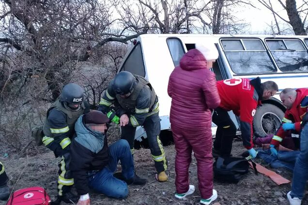 На Днепропетровщине автобус влетел в дерево: пострадали 14 человек. Фото