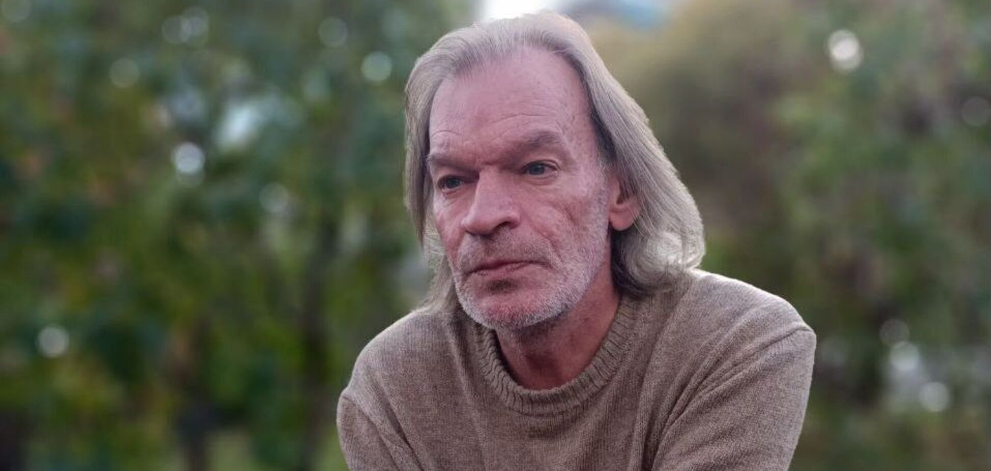 В России во время обыска 'выпал из окна' проукраинский певец, якобы донативший на ВСУ: его смерть назвали самоубийством