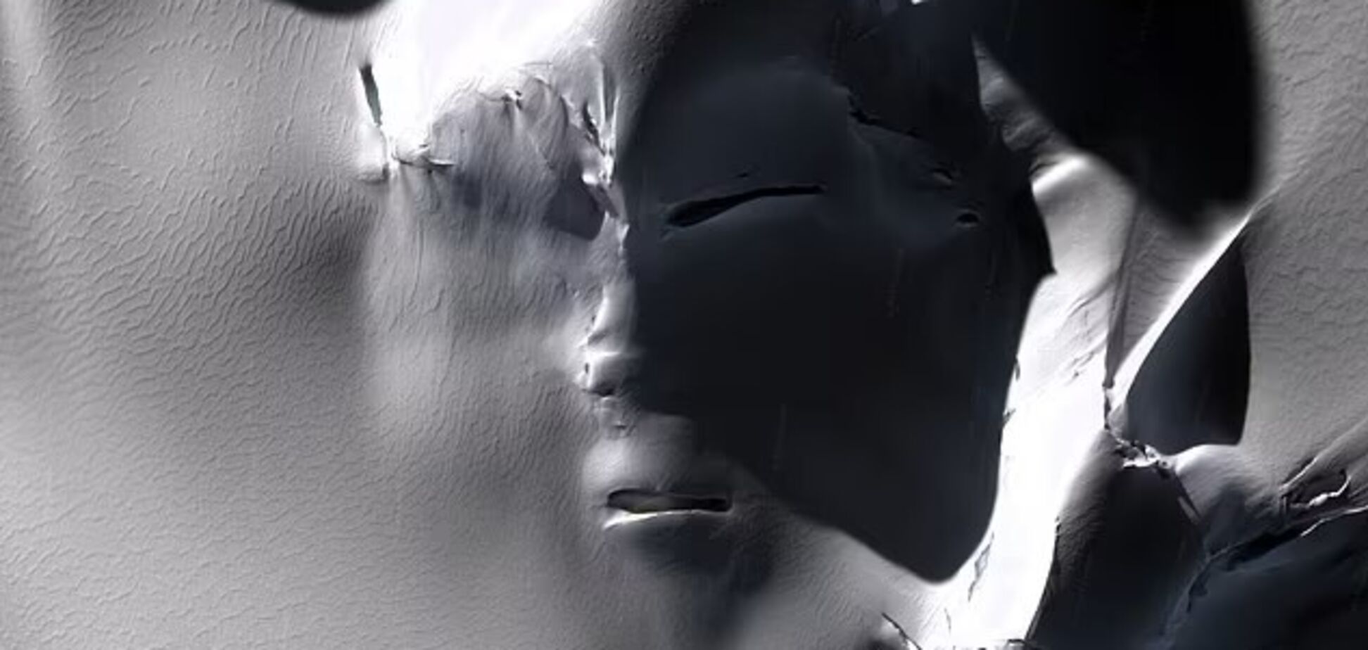 Ледник со зловещим человеческим лицом заметили в Антарктиде: что не так с вирусными фото