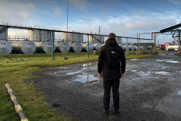 На АЗС українцям замість бензину заливали фальсифікат