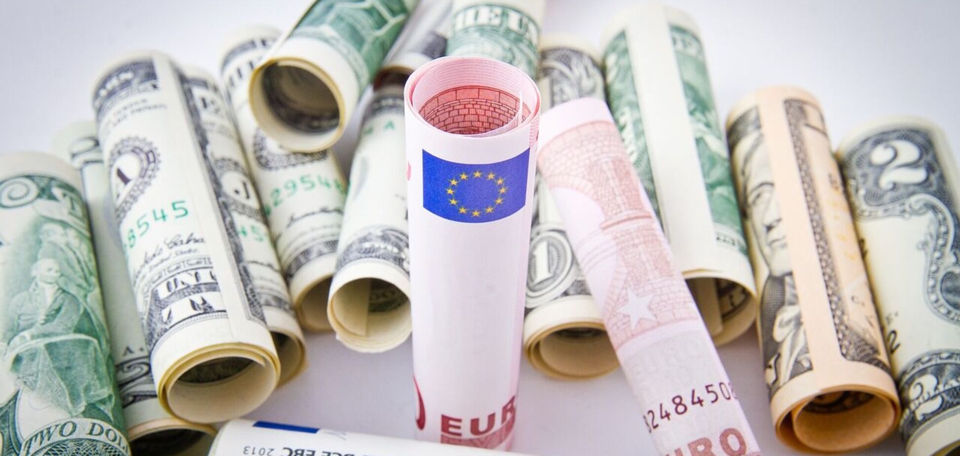 Банки запасаються доларами та євро