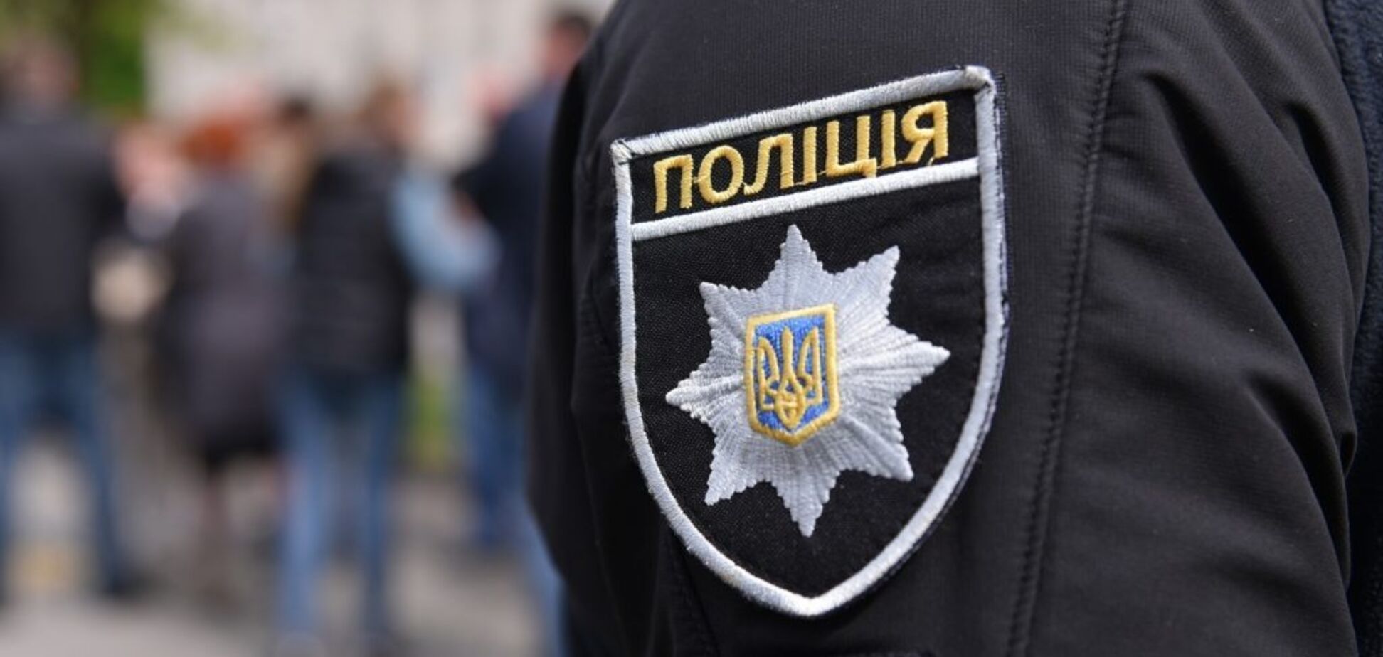 В Киеве на Оболони толпа подростков избила парня прямо посреди улицы: за дело взялась полиция. Видео