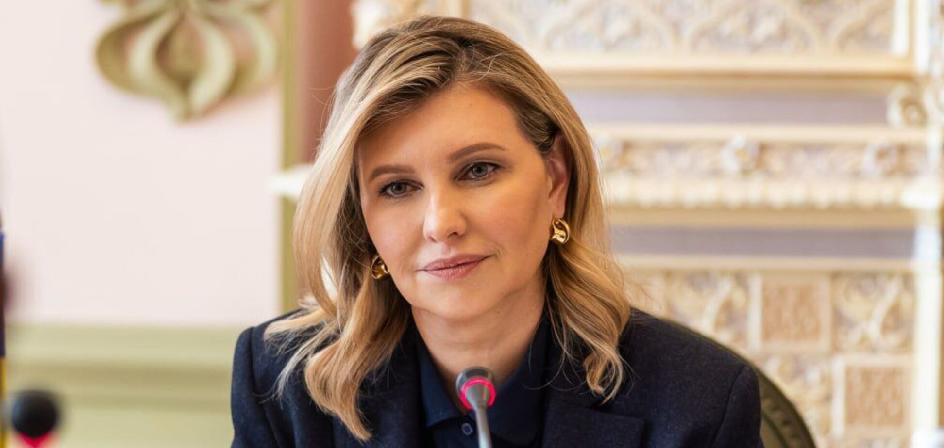 В total black с брошью за 25 тысяч гривен: Зеленская показала стильный деловой образ. Фото