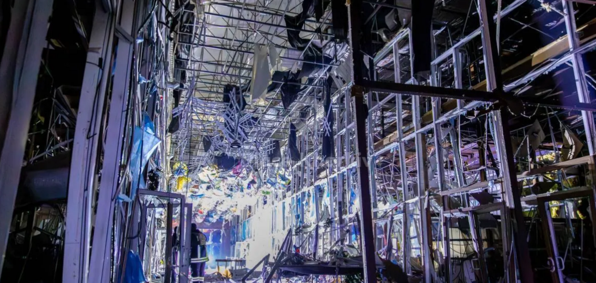 Обломки разлетелись везде: появились кадры первых минут после удара БПЛА по рынку 'Барабашово' в Харькове. Видео