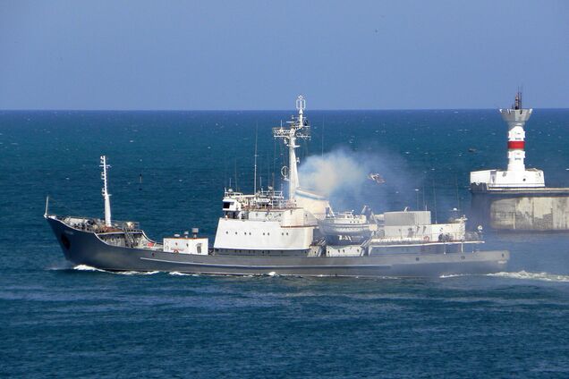 В оккупированном Севастополе горел российский военный корабль. Фото и видео