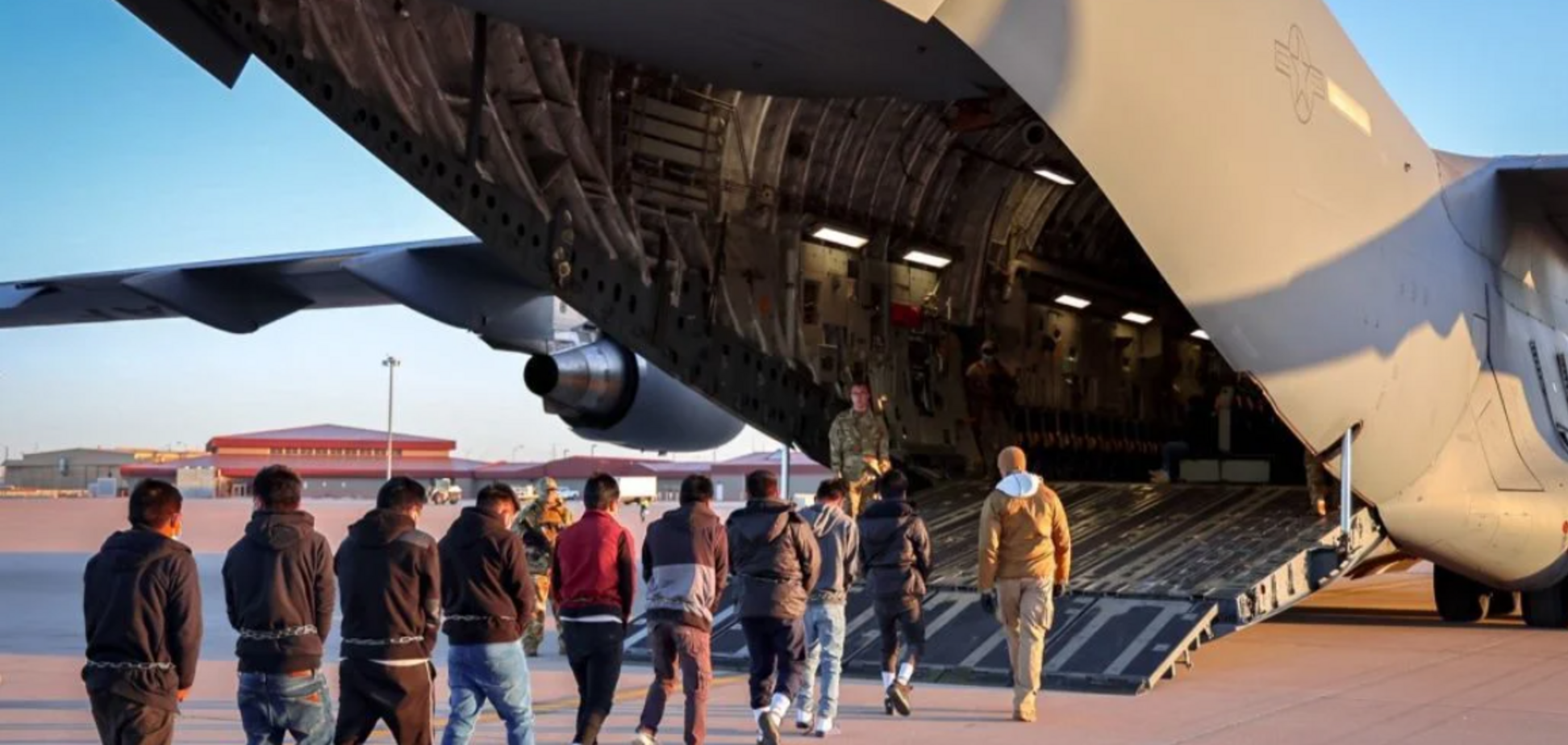 'Руки были в наручниках, а лодыжки скованы цепями': депортированные из США в Индию рассказали, в каких условиях их удерживали во время 40-часового рейса