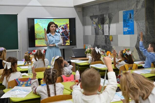 Киев увеличил фонд заработной платы педагогов на 2,4 млрд грн: деньги будут выплачиваться в виде премий