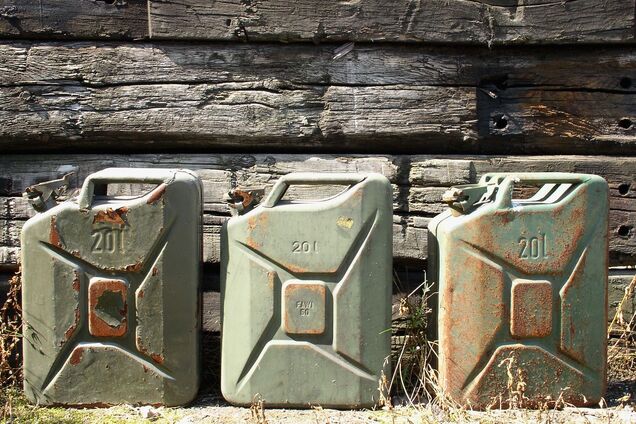 У двох областях нелегально торгували пальним