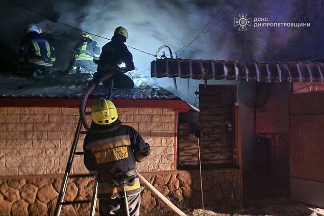 Вогонь охопив дах і швидко поширився: у Дніпрі в пожежі загинув чоловік. Фото