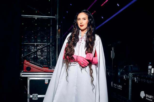 Рожеві рукавички і кейп: Джамала приголомшила ніжним образом для Нацвідбору на Євробачення 2025. Фото