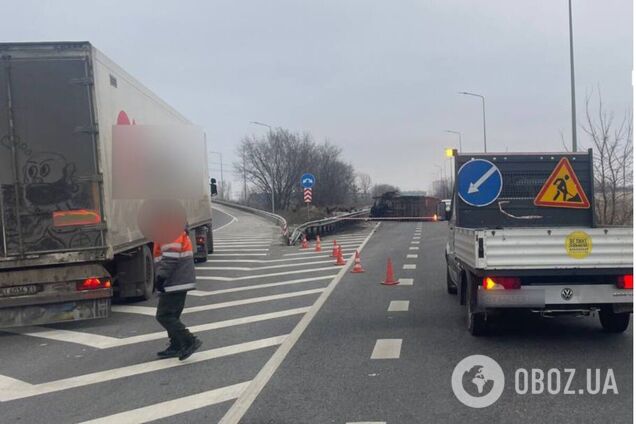 Под Киевом в результате ДТП перевернулся грузовой микроавтобус: движение авто ограничено, есть пострадавший. Фото