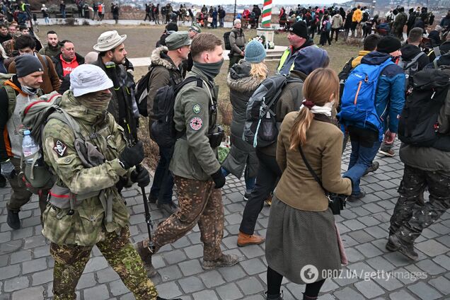 З георгіївськими стрічками і формою армії Росії: у Будапешті відбувся мітинг неонацистів. Фото