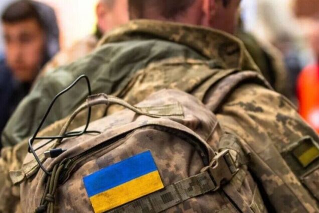 Иллюстративное фото. Украинский военнослужащий с портфелем в форме