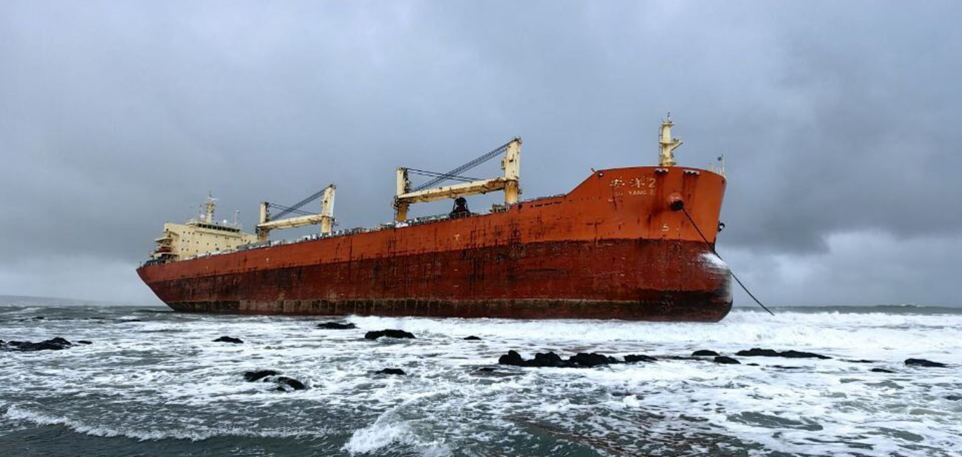 Перевозило 1000 т вугілля і 705 т мазуту: біля Сахаліна зазнало аварії китайське судно з паливом. Фото і відео