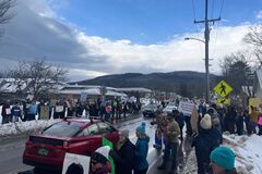 Поїхав у відпустку: Венса у Вермонті зустріли сотні людей з плакатами на підтримку України. Фото і відео