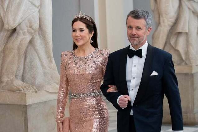 Королева Данії повторила образ Кейт Міддлтон на щорічній вечірці мистецтв. Фотопорівняння