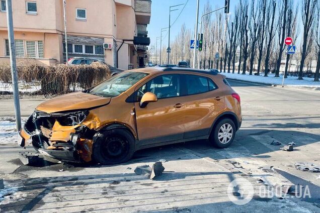 В Киеве пьяный водитель устроил ДТП: одна из машин 'вылетела' на тротуар. Фото и подробности