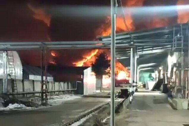 У російському Владімірі вночі спалахнув склад бурових рідин: вогонь видно з усього міста. Відео