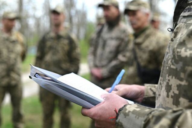 У Хмельницькому двоє чоловіків побили співробітника ТЦК, їх затримали: деталі інциденту 