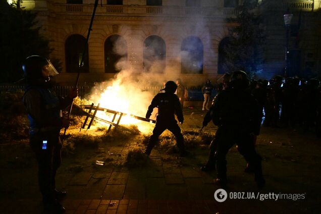 В Бухаресте сторонники Джорджеску вышли на протест: в полицию бросали брусчатку и петарды. Видео