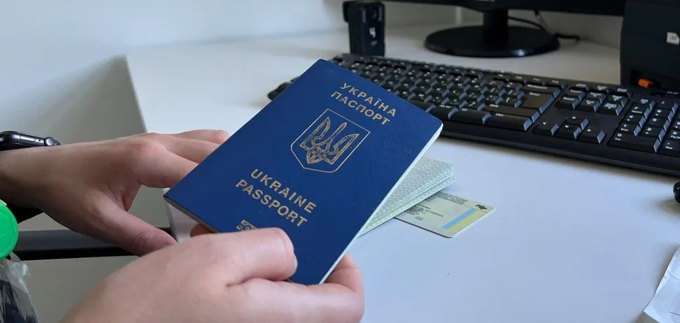 Які документи потрібні чоловіку з інвалідністю для виїзду з України за кордон: роз’яснення