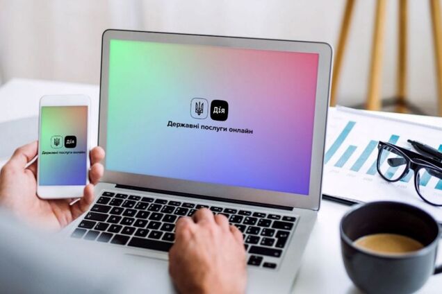 Иллюстрация - украинец открывает портал Дія на ноутбуке