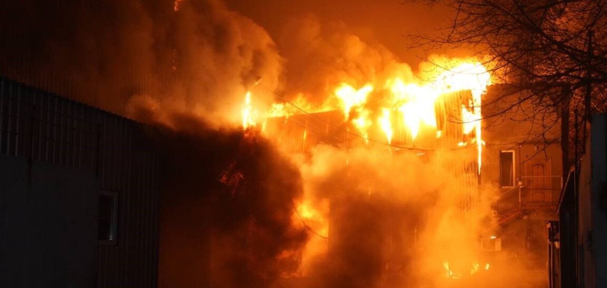 Окупанти масовано атакували Одесу дронами: спалахнули будинок, склад іграшок і резервуари з пальним. Фото і відео