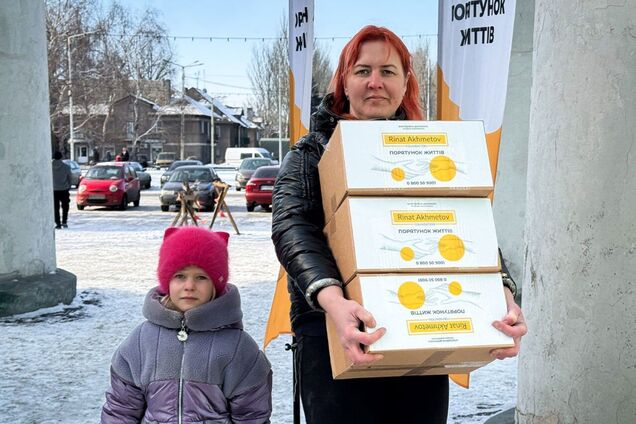 Родини з дітьми у Добропіллі отримали допомогу від Фонду Ріната Ахметова