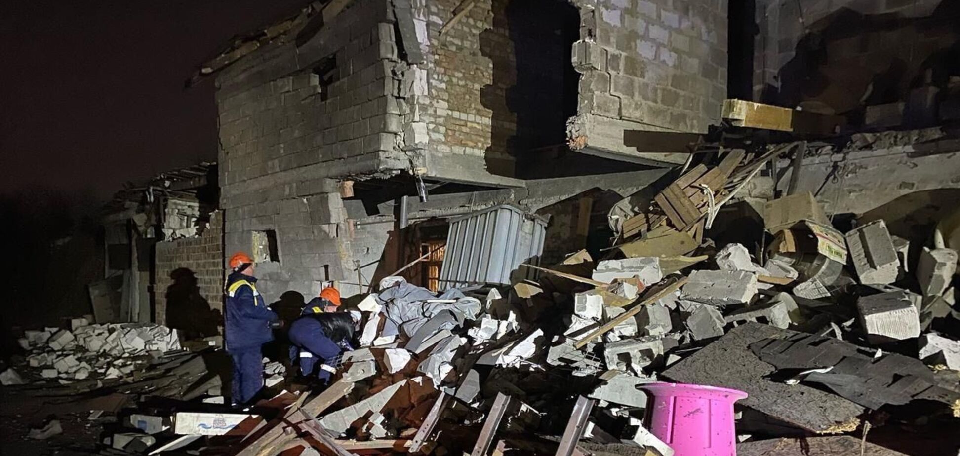 Росіяни атакували Дніпро дронами: є руйнування інфраструктури і будинків, спалахнули пожежі. Фото