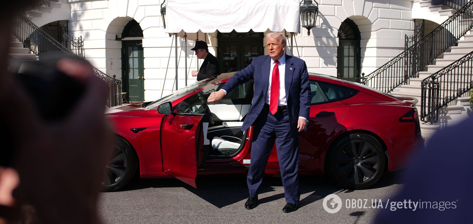 Трамп устроил показ Tesla перед Белым домом