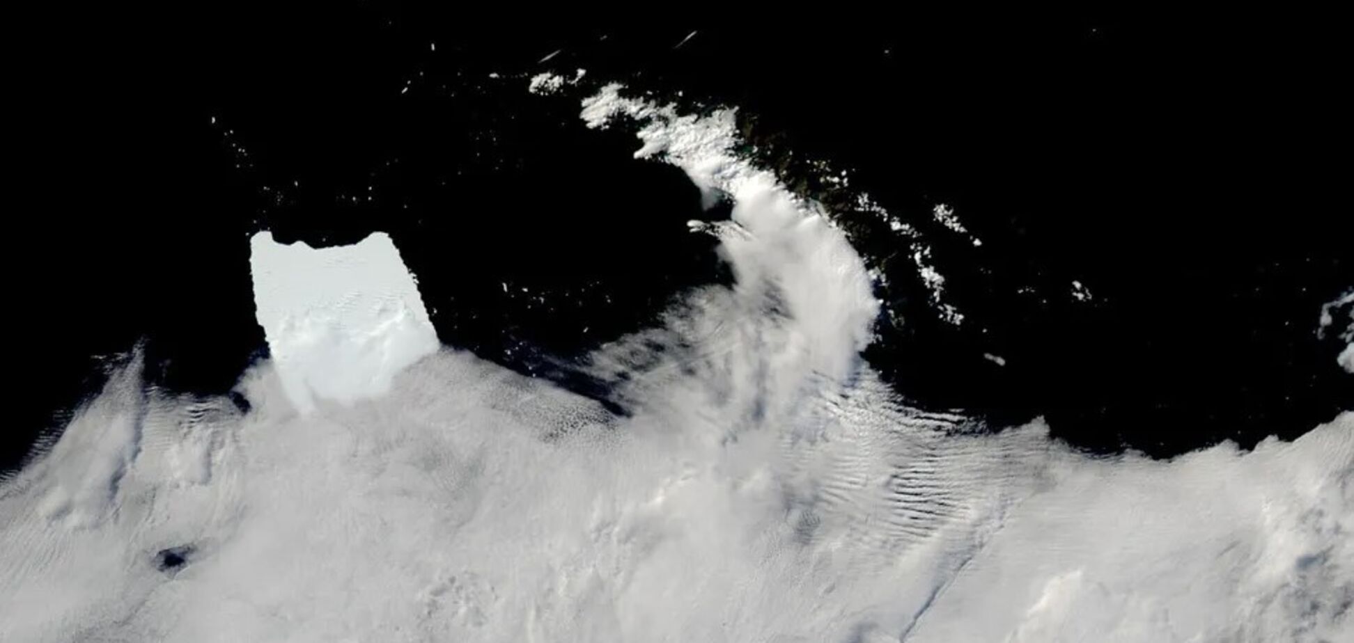 Самый большой в мире айсберг сел на мель: появилось фото со спутника