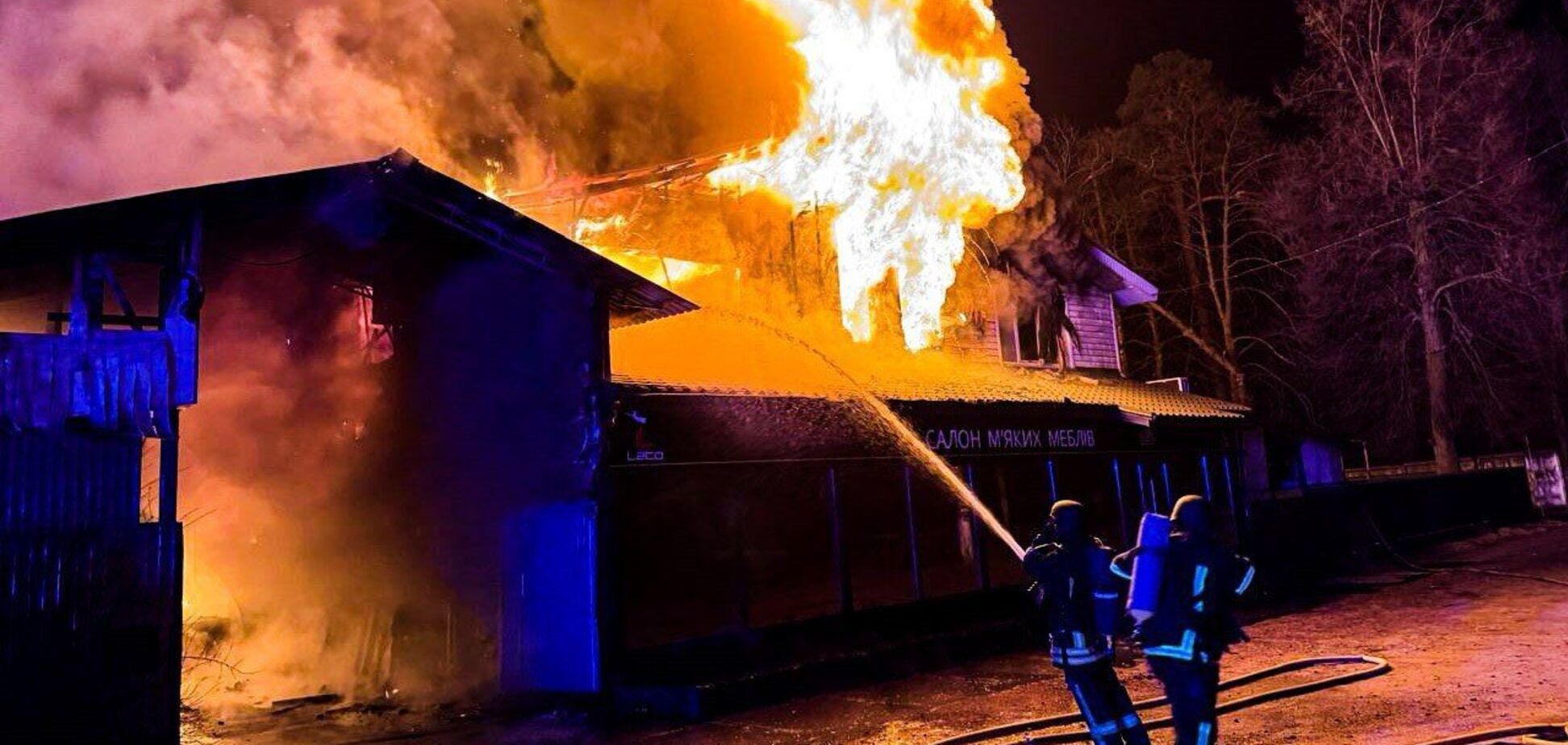На Київщині внаслідок ворожої атаки загорівся меблевий магазин, пошкоджено будинки. Фото