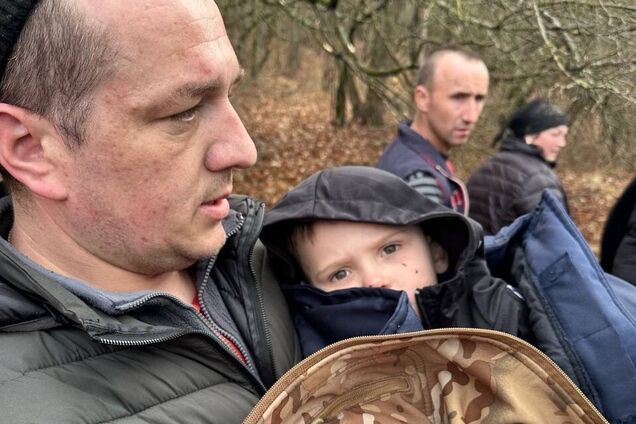 Вышел с собакой за пределы двора и пропал: в Винницкой области нашли 3-летнего мальчика, который поднял на ноги сотни людей. Фото