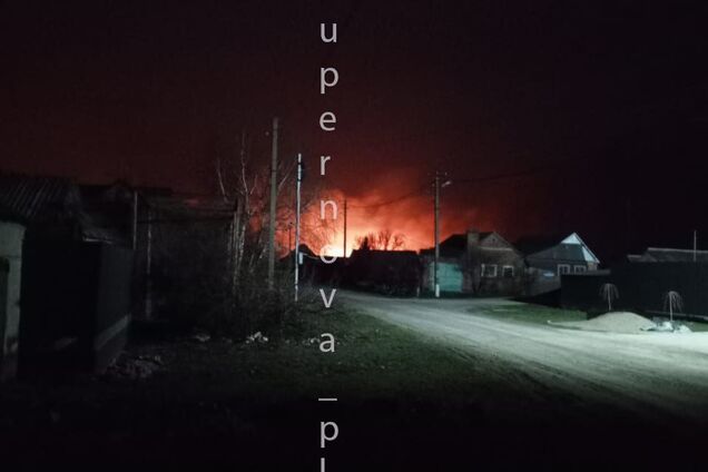 У Краснодарському краї пролунали вибухи і спалахнула пожежа: повідомляють про атаку дронів. Фото і відео