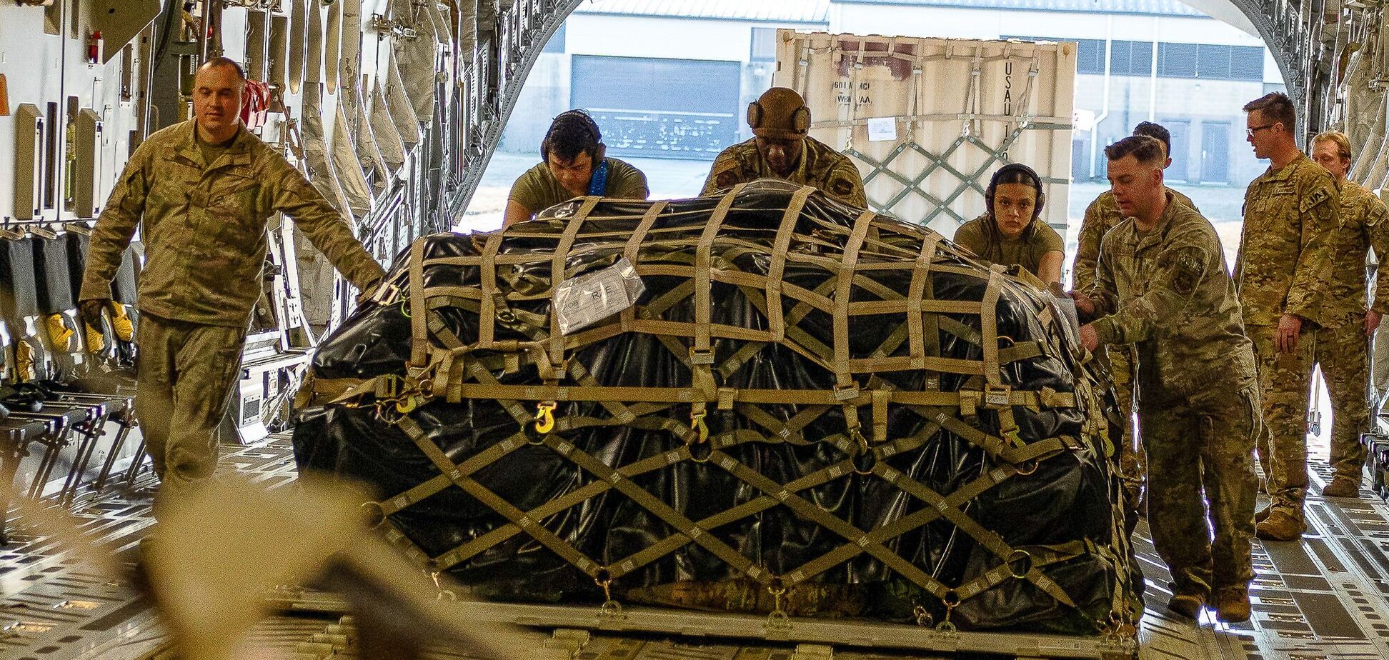 Спекуляції з формулюваннями і ціни 'зі стелі': що не так з американською військовою допомогою Україні