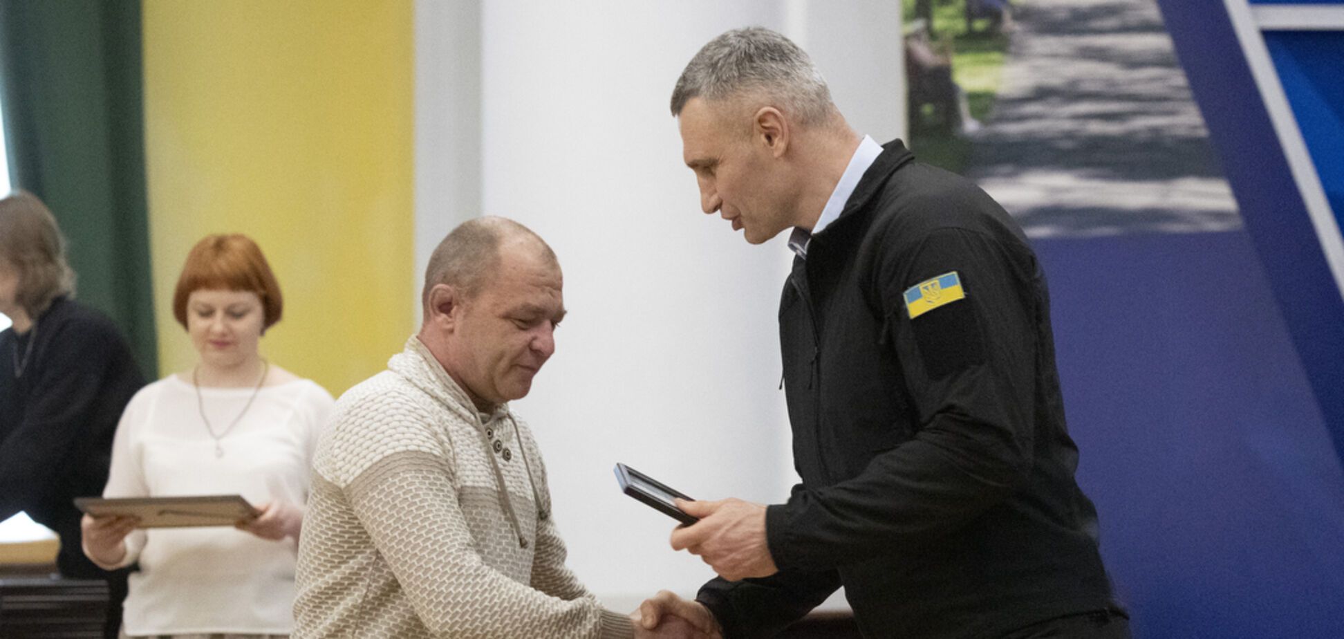 В преддверии Дня работников ЖКХ Кличко вручил столичным коммунальщикам сертификаты на служебное жилье