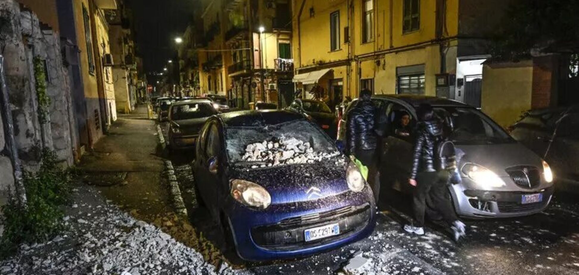 В італійському Неаполі стався землетрус, є руйнування: з-під завалів врятували людину