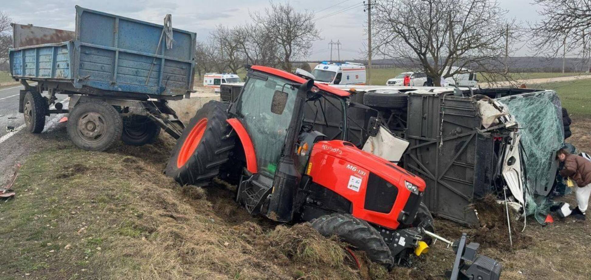 У Молдові автобус із десятками пасажирів потрапив у ДТП: кажуть, що їхав за маршрутом Одеса – Кишинів. Фото й відео