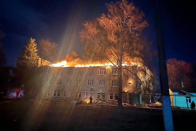 Оккупанты ударили по больнице в Золочеве Харьковской области: произошел пожар, есть пострадавшая. Фото